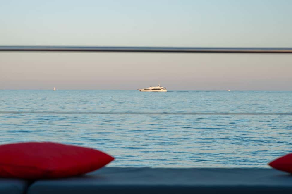 afbeelding n.2 van Marina Baie des Anges: Zonsondergang op zee op een Maxi Catamaran activiteit in Antibes, geüpload door aanbieder