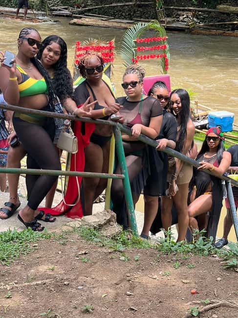imagem n.3 de Montegobay: Passeio de rafting com massagem calcária atividade em Montego Bay, carregada pelo fornecedor