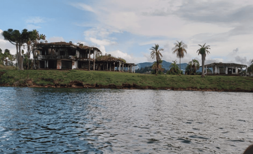 image n.4 of Luxury boat ride - Guatapé activity in Guatapé, uploaded by supplier