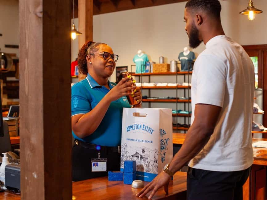 imagem n.2 de Montego Bay/Negril: Excursão ao Appleton Rum - Subida às Cataratas do Safari-YS atividade em Condado de Cornwall, carregada pelo fornecedor
