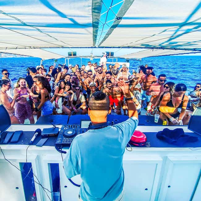 Image N°5 de Ibiza : Soirée VIP sur un catamaran avec Open Bar Premium, Paella et Ticket Club activité à Ibiza (ville), publiée par le prestataire