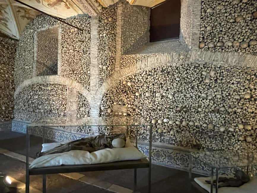 imagem n.3 de De Lisboa: Évora, Capela dos Ossos e visita ao Templo Romano atividade em Évora, carregada pelo fornecedor