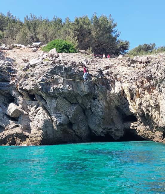 imagem n.19 de Sesimbra: Passeio de barco pelas baías e praias secretas com snorkeling atividade em Distrito de Lisboa, carregada pelo fornecedor