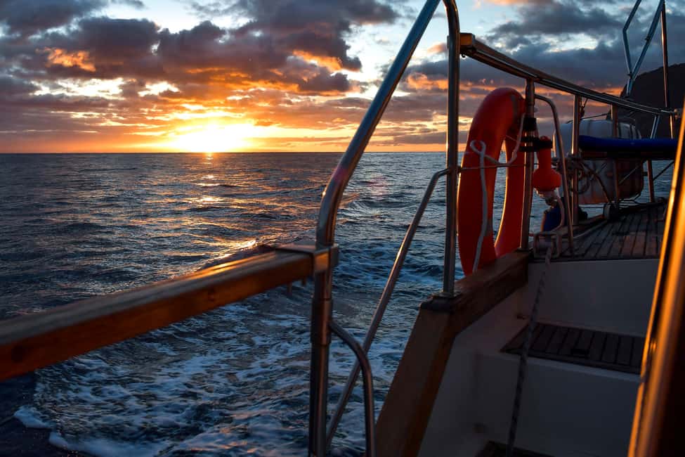 Immagine nº 2 di Funchal: tour in barca a vela al tramonto attività a Câmara de Lobos, caricata dal fornitore