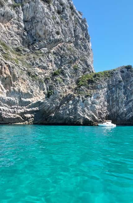 imagem n.4 de Sesimbra: Passeio de barco pelas baías e praias secretas com snorkeling atividade em Distrito de Lisboa, carregada pelo fornecedor