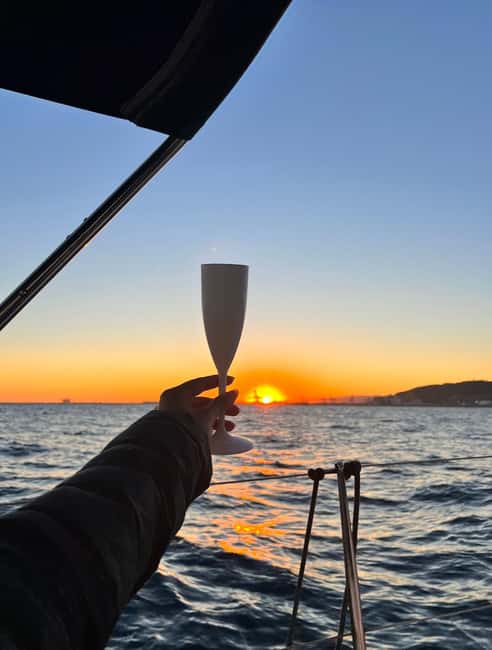 imagem n.1 de Barcelona: cruzeiro ao pôr do sol em veleiro com bar aberto e snacks atividade em Barcelona, carregada pelo fornecedor