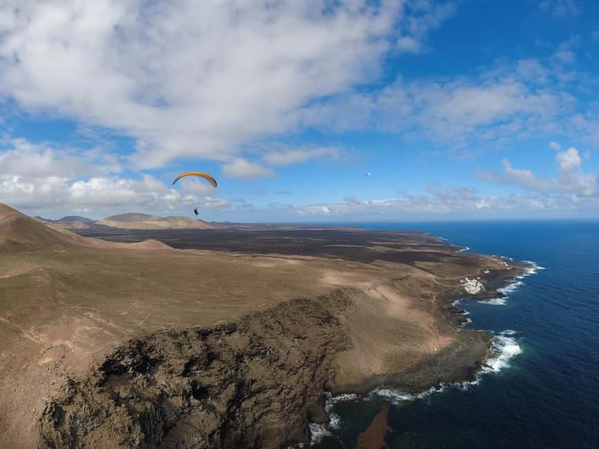 Immagine nº 6 di Lanzarote: Volo in parapendio tandem su Lanzarote attività a Caleta de Famara, caricata dal fornitore