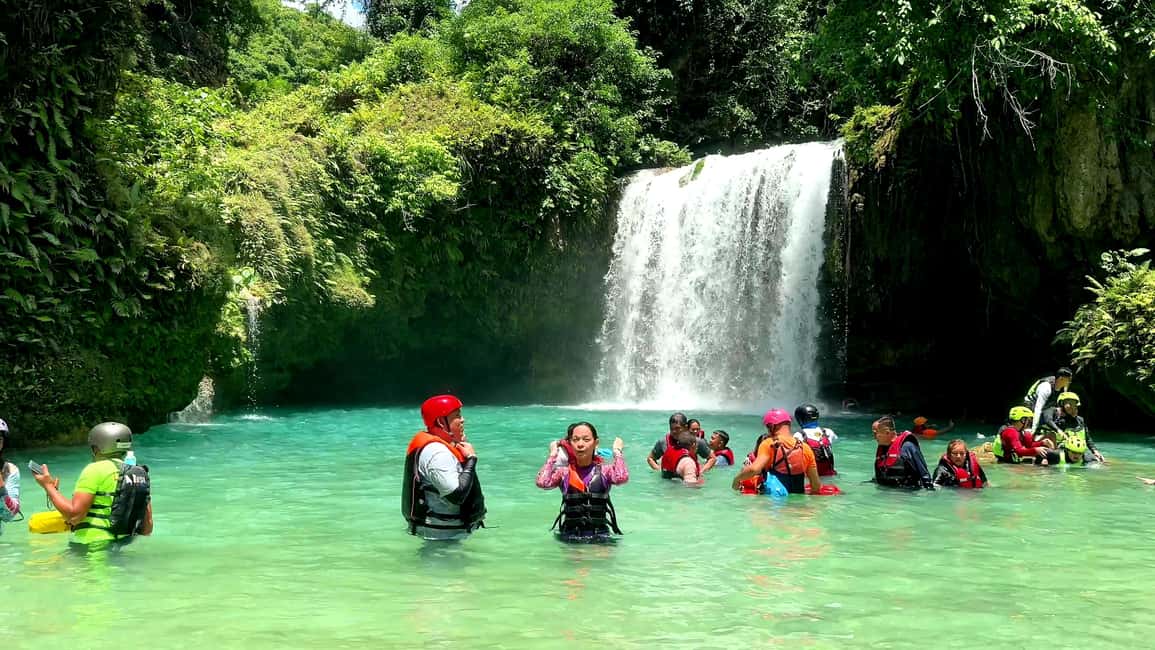 imagem n.2 de Cebu: Natação com tubarões-baleia e excursão de canoagem em Kawasan atividade em Badian, carregada pelo fornecedor