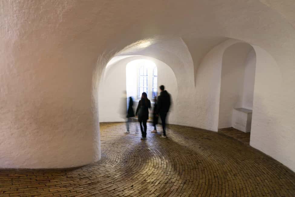 Image N°12 de Visite guidée en voiture du centre de Copenhague, de Nyhavn, des palais activité à Copenhague, publiée par le prestataire