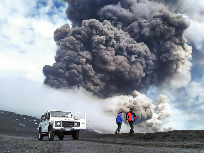 afbeelding n.11 van De Etna: Trek naar 3000m met kabelbaan en jeep activiteit in Catania, geüpload door aanbieder