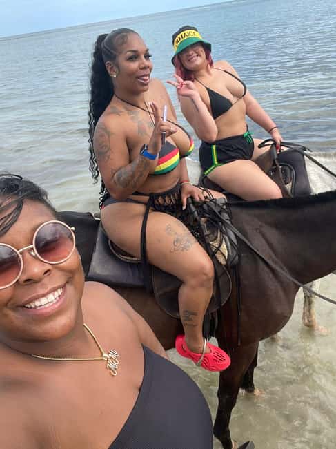 imagem n.13 de Ocho Rios: Blue Hole, White River Tubing e passeio a cavalo atividade em Jamaica, carregada pelo fornecedor