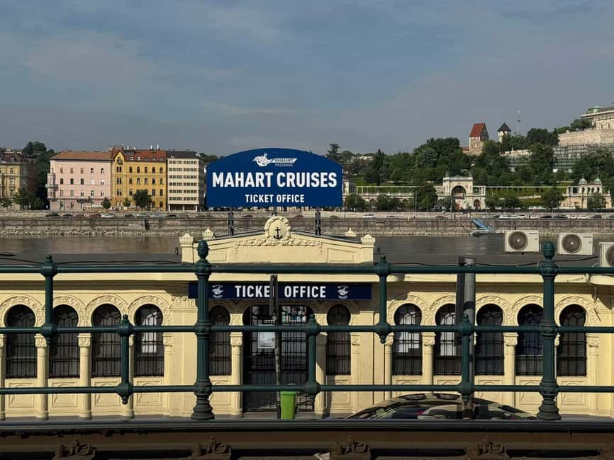 image n.4 of Budapest: By Night Sightseeing Cruise with Welcome Drink activity in Budapest, uploaded by supplier