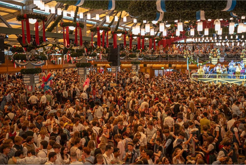 imagen n.º 1 de Múnich: tour por el Oktoberfest y visita a la gran carpa con guía local actividad en Múnich, subida por el proveedor