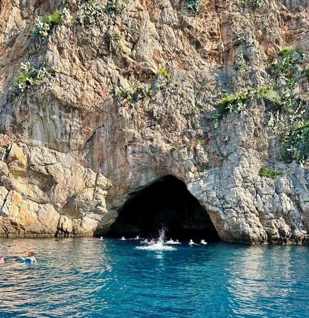 imagem n.1 de Nice: Cavernas de Mala, Villefranche e passeio de barco para mergulho com snorkel atividade em Mônaco, carregada pelo fornecedor