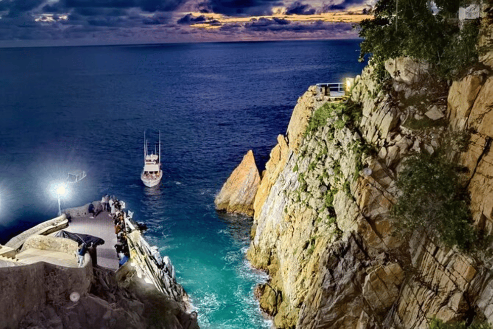 image n.4 of Acapulco: Express Cliff Diving Show Tour activity in Acapulco, uploaded by supplier