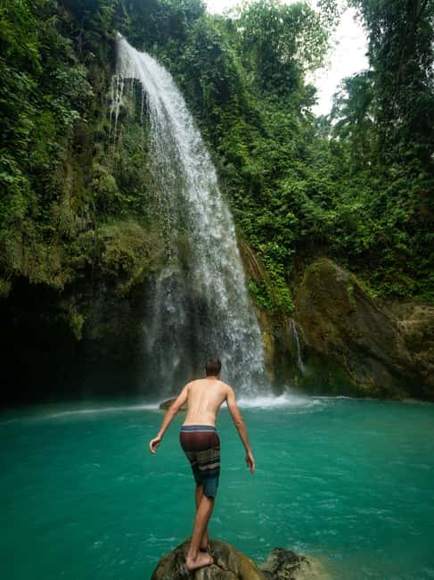 imagem n.2 de Cebu Oslob WhaleShark,Inambakan Falls& Moalboal Sardines Run atividade em Oslob, carregada pelo fornecedor