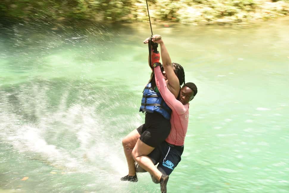 imagem n.17 de Ocho Rios: Blue Hole, White River Tubing e passeio a cavalo atividade em Jamaica, carregada pelo fornecedor