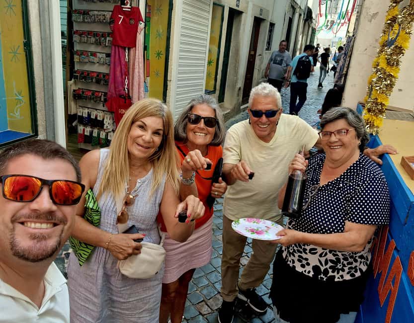 imagem n.1 de LISBOA: Passeios incríveis de Tuktuk com um guia local português atividade em Nazaré, Portugal, carregada pelo fornecedor