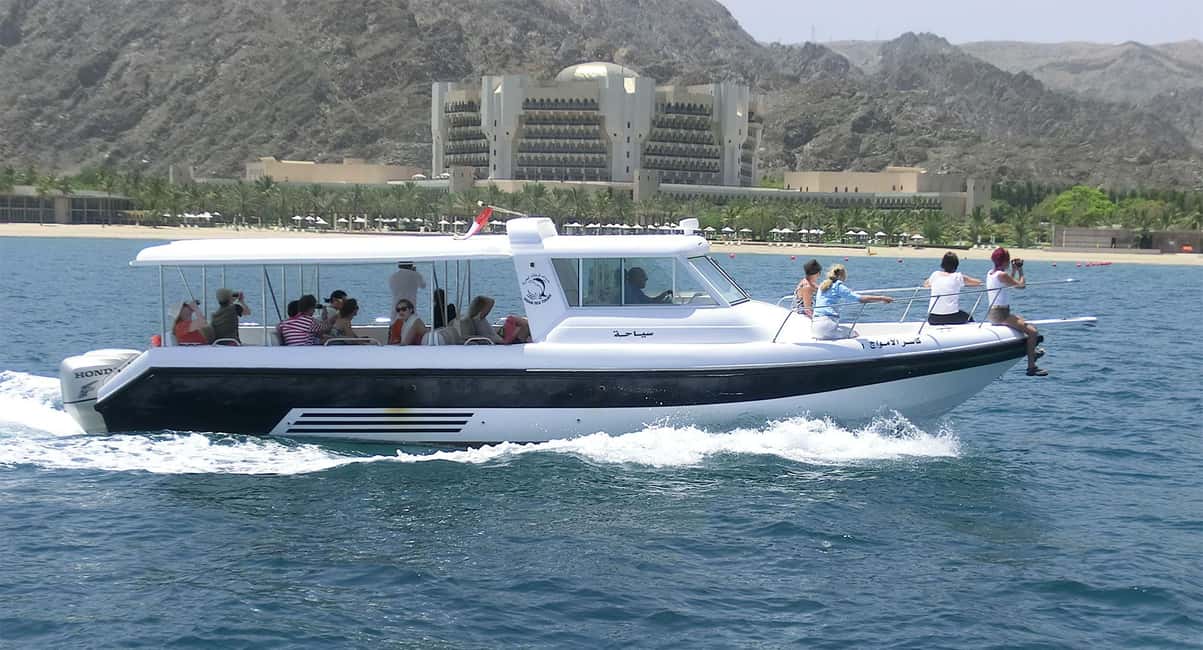 Immagine nº 3 di Muscat: gita in barca per l'osservazione dei delfini con spuntini attività a Mascate, caricata dal fornitore