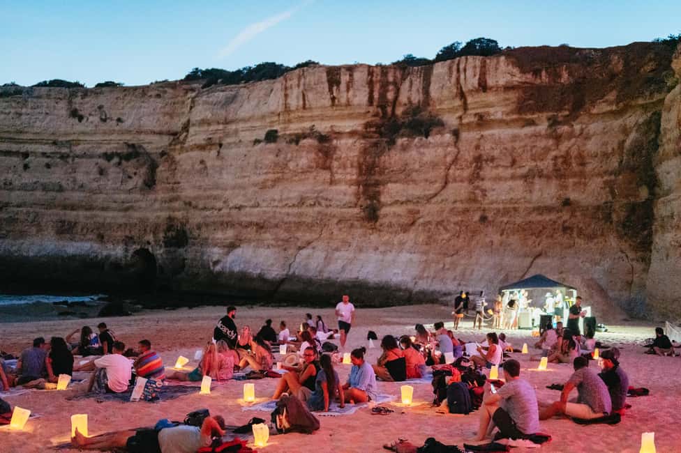 afbeelding n.3 van Vanuit Albufeira: Sunset Cruise en Strand BBQ met Open Bar activiteit in Olhos de Água, geüpload door aanbieder