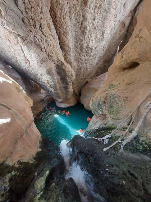Immagine nº 11 di Muscat: Tour privato di Wadi Shab e Bimmah Sinkhole con pranzo attività a Regione al-Sharqiyya, caricata dal fornitore