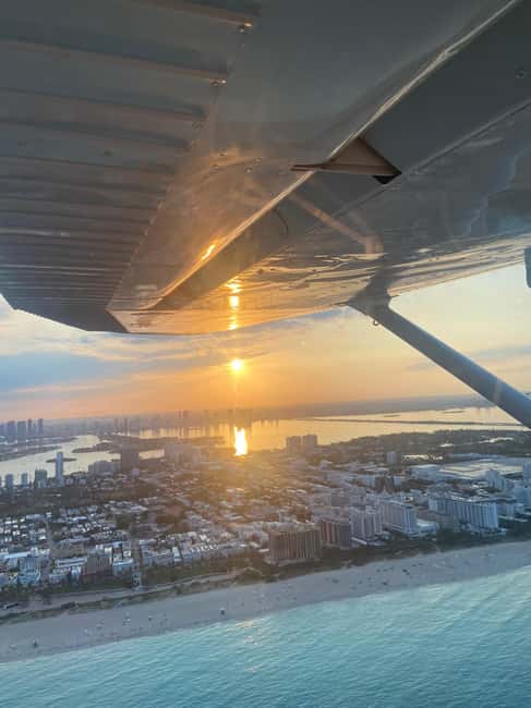 imagen n.º 51 de Miami Beach: Vuelo romántico privado al atardecer con champán actividad en Miami, subida por el proveedor