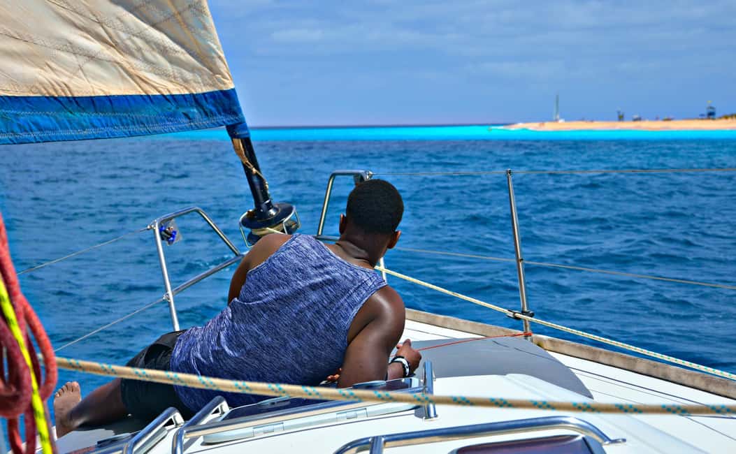 imagem n.3 de Sal, Cabo Verde: Meio dia no veleiro Cuba Libre atividade em Santa Maria, Cabo Verde, carregada pelo fornecedor