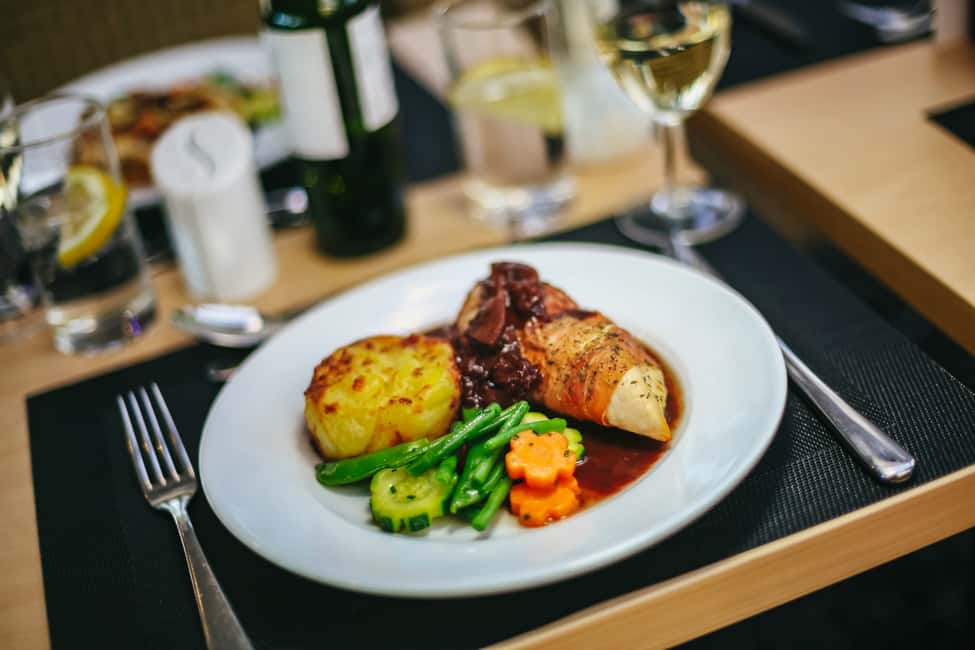 Image N°4 de Londres : Dîner-croisière sur la Tamise activité à Royaume-Uni, publiée par le prestataire