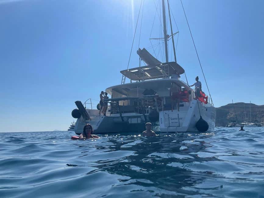 imagem n.4 de Santorini: Cruzeiro ao pôr do sol com jantar grego e transfer atividade em Cíclades, carregada pelo fornecedor