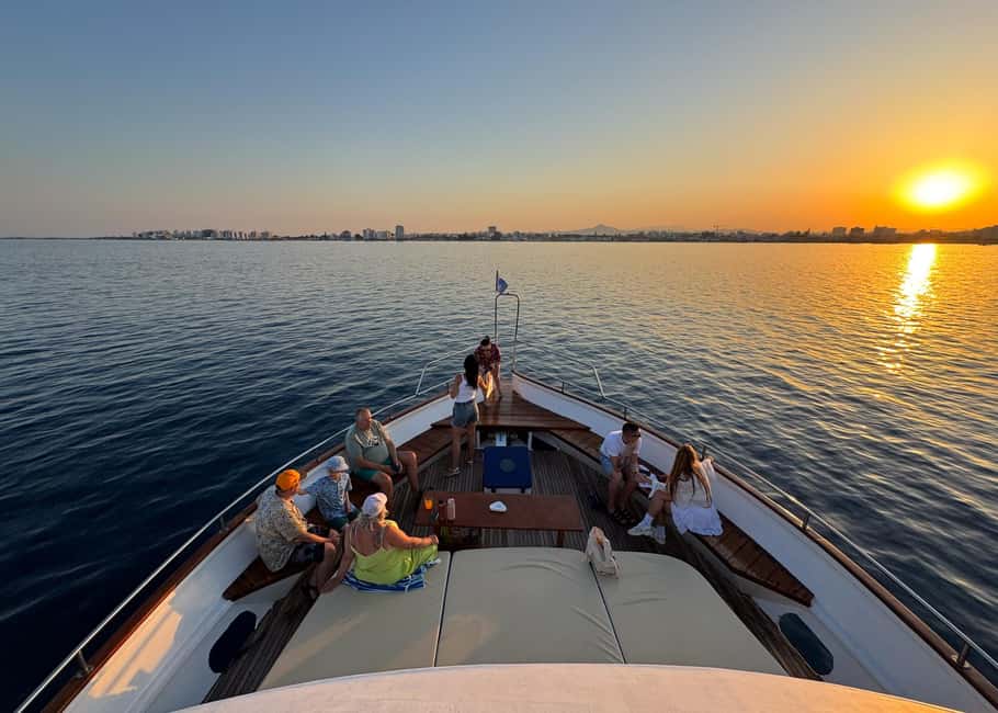 Image N°4 de Larnaca : Croisière au coucher du soleil avec un verre de vin activité à Larnaca, publiée par le prestataire