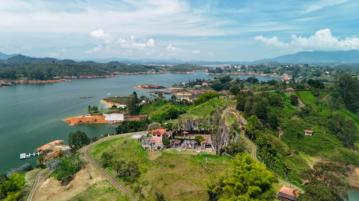 imagem n.47 de Medellín: Tour particular em Guatapé com helicóptero e passeio de barco atividade em Guatapé, carregada pelo fornecedor