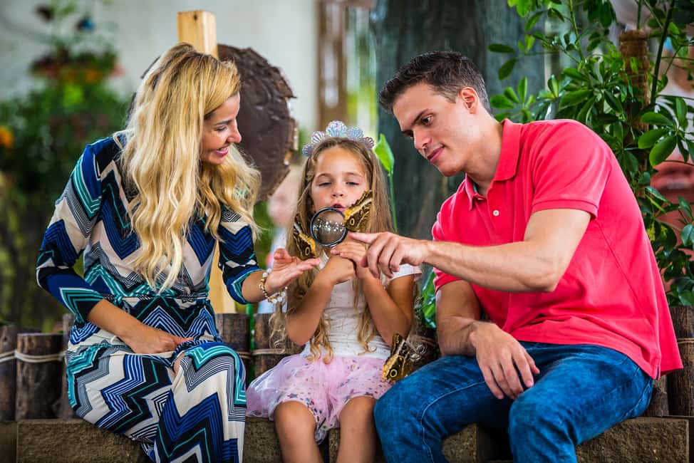 משפחה נהנית מהחוויה בגן הפרפרים דובאי