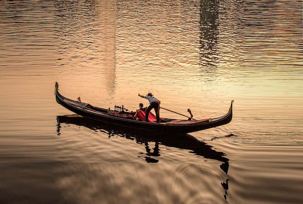 Immagine nº 1 di Amburgo: tour di gruppo sul lago Alster in una vera gondola veneziana attività a Amburgo, caricata dal fornitore