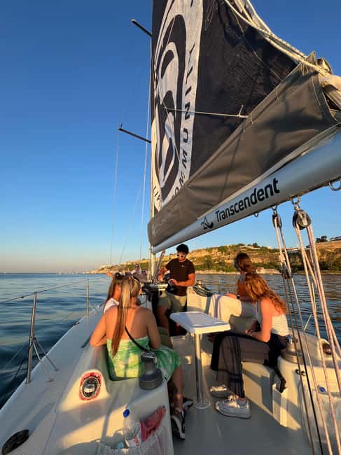 imagem n.32 de Lisboa: Passeio de Veleiro com Guia Local e Open Bar de Vinho Verde atividade em Lisboa, carregada pelo fornecedor