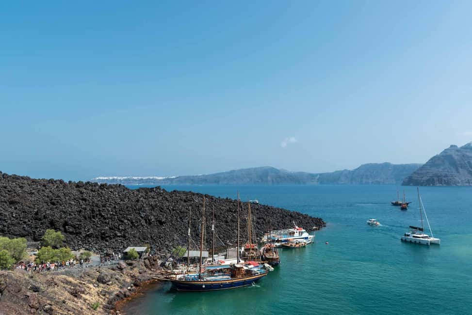 Immagine nº 3 di Porto di Santorini: Crociera al vulcano, alle sorgenti termali e a Thirassia attività a Fira, caricata dal fornitore