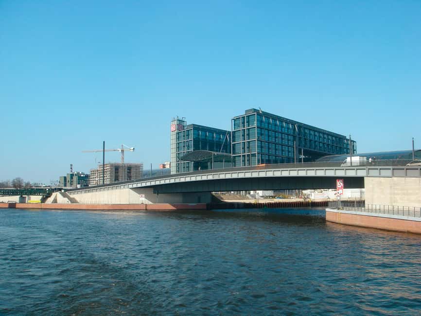 imagen n.º 3 de Berlín: Crucero de 2,5 horas en barco por el lado Este con comentarios actividad en Berlín, subida por el proveedor