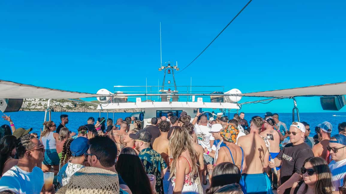 Image N°47 de Ibiza : Soirée VIP sur un catamaran avec Open Bar Premium, Paella et Ticket Club activité à Ibiza (ville), publiée par le prestataire