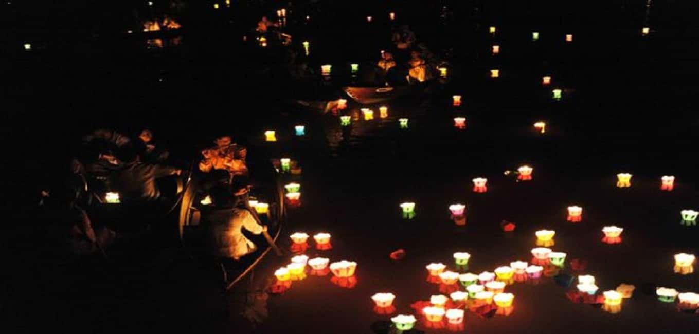 image n.4 of Hoi An : Hoai River Boat Trip by Night and Floating Lantern activity in Central Vietnam, uploaded by supplier