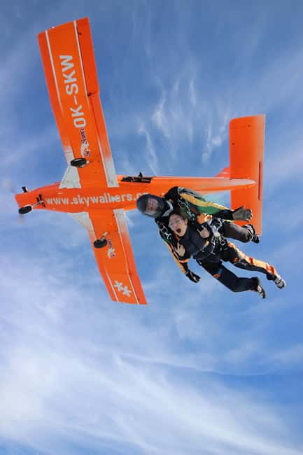Bild Nr. 10 von Tandem-Fallschirmsprung-Abenteuer in Prag Aktivität in Prag, hochgeladen vom Anbieter