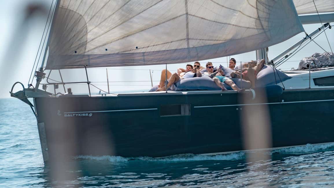 imagen n.º 2 de Catania: Vuelta en velero a la Costa de los Cíclopes con aperitivo siciliano actividad en Aci Trezza, subida por el proveedor