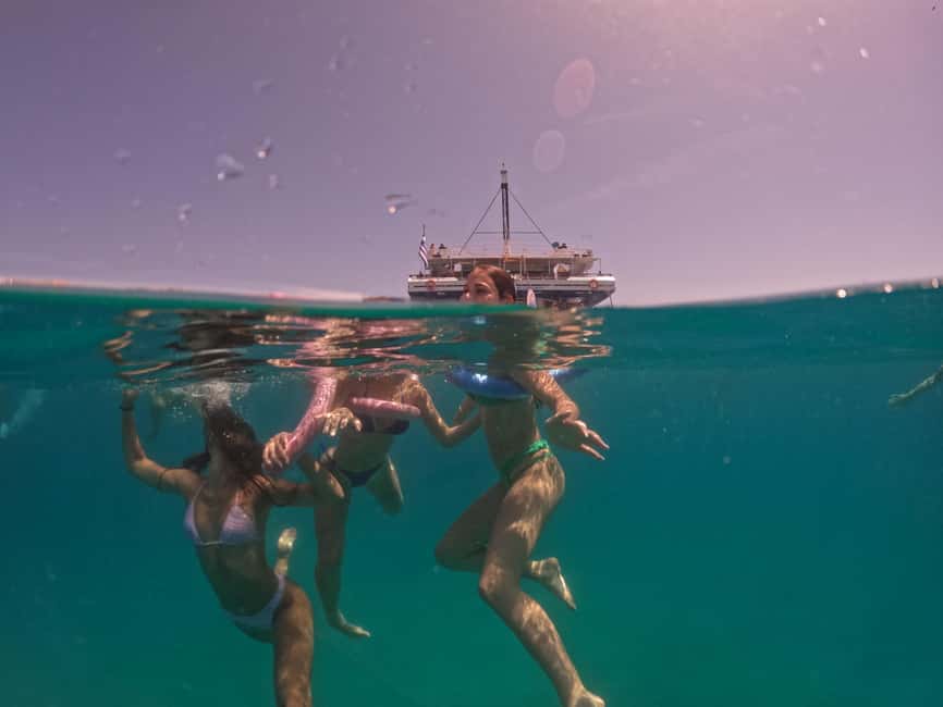 afbeelding n.15 van Athene: eilandcruise met zwemmen. DJ, lunch en drankjes inbegrepen. activiteit in Centraal-Griekenland, geüpload door aanbieder
