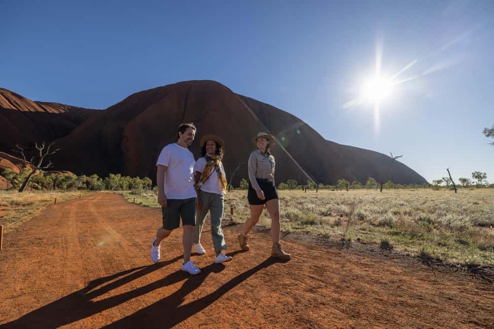 Image N°1 de Uluru : randonnée guidée de la base d'Uluru en petit groupe activité à Territoire du Nord, Australie, publiée par le prestataire