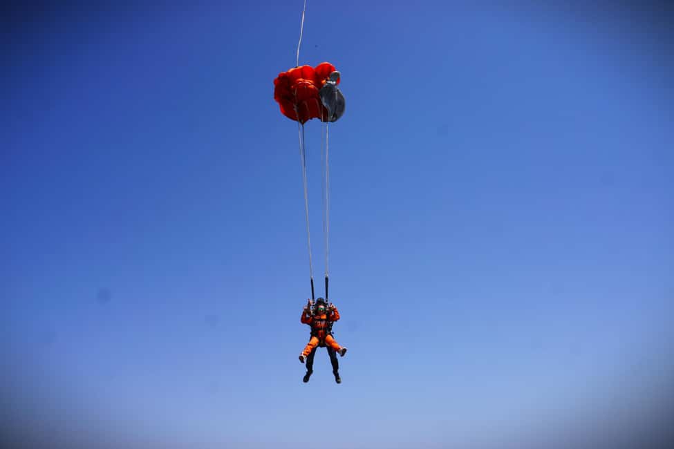 imagem n.12 de Skydive Algarve: Paraquedismo Tandem 10.000ft (até 15.000ft) atividade em Alvor, carregada pelo fornecedor