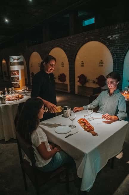Immagine nº 7 di Tour della cantina Castillo Viejo e degustazione premium attività a Montevideo, caricata dal fornitore