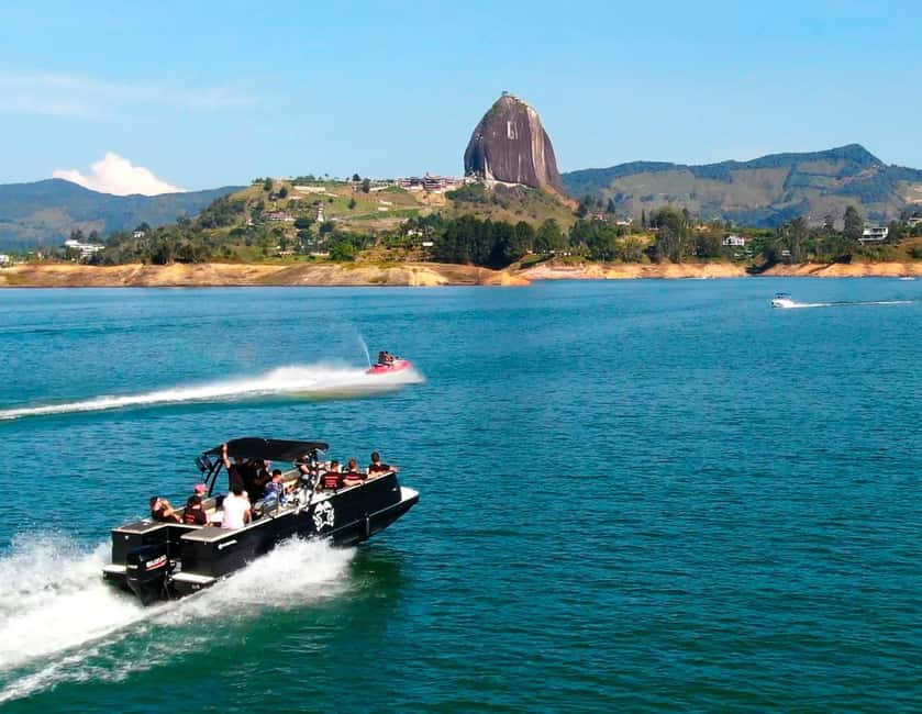 imagem n.19 de Medellín: Tour particular em Guatapé com helicóptero e passeio de barco atividade em Guatapé, carregada pelo fornecedor