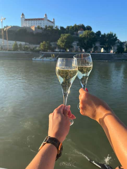 Bild Nr. 3 von Bratislava: Panorama-Kreuzfahrt mit unbegrenztem Prosecco Aktivität in Bratislava, hochgeladen vom Anbieter