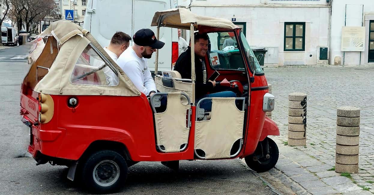 imagem n.14 de LISBOA: Passeios incríveis de Tuktuk com um guia local português atividade em Nazaré, Portugal, carregada pelo fornecedor