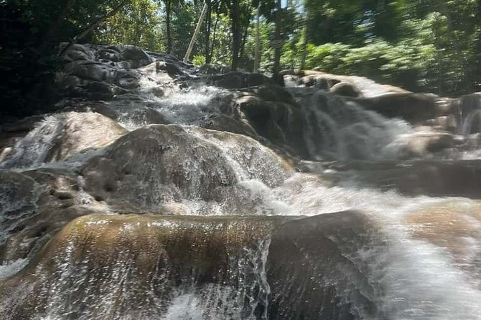 imagem n.6 de De Ocho Rios: Passeio pelo Blue Hole e Dunn's River Falls atividade em Ocho Rios, carregada pelo fornecedor