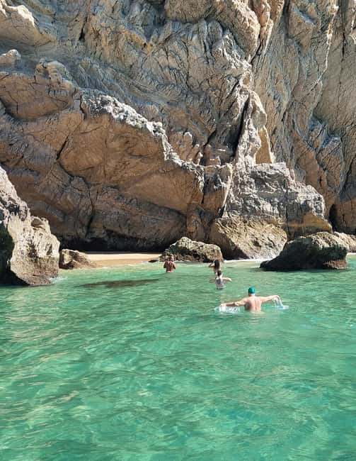 imagem n.3 de Sesimbra: Passeio de barco pelas baías e praias secretas com snorkeling atividade em Distrito de Lisboa, carregada pelo fornecedor