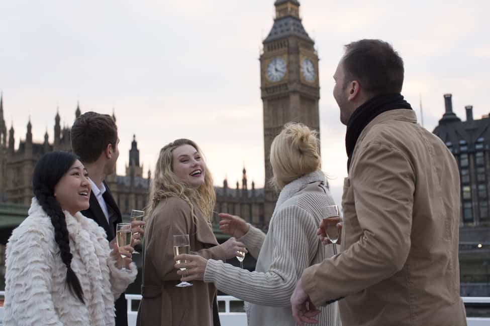 Image N°4 de Londres : Croisière nocturne sur la Tamise avec bulles et canapés activité à Royaume-Uni, publiée par le prestataire
